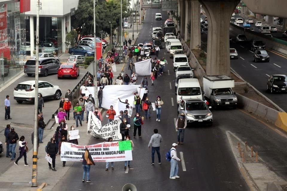Vecinos de Naucalpan que partieron de la Glorieta Las Américas, marchan con lonas y pancartas contra el Plan de Desarrollo Urbano de Patricia Durán.