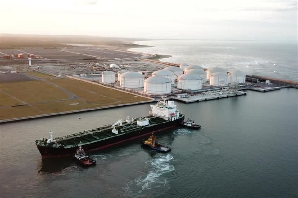 Terminal marina de recibo, almacenamiento y entrega de productos refinados de IEnova en el Puerto de Veracruz.