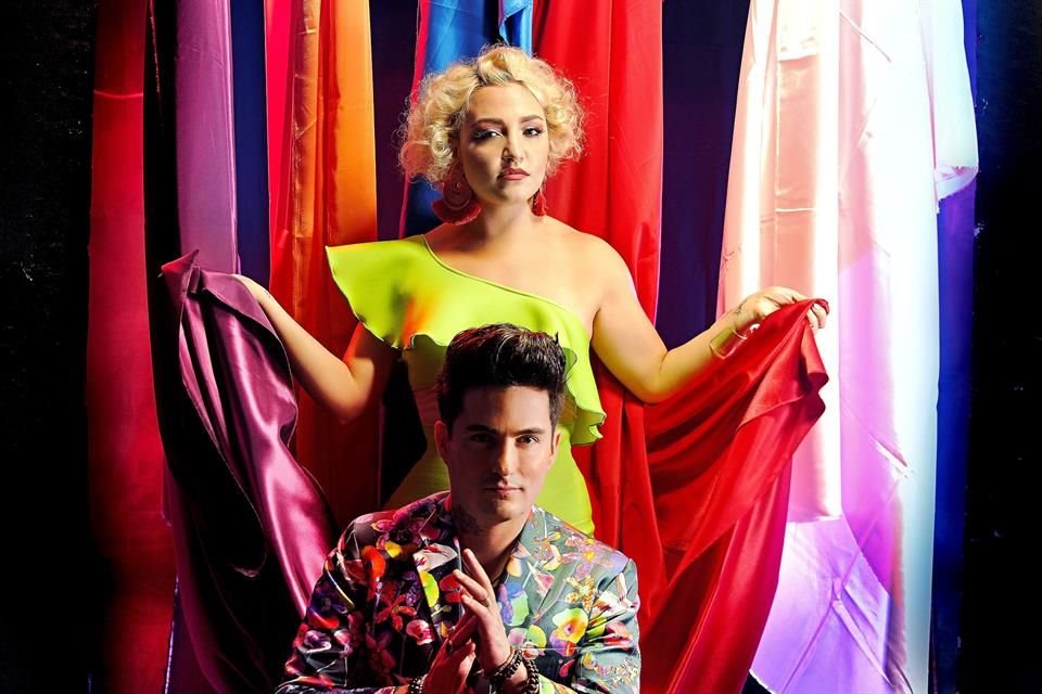 El do conformado por Andie Sandoval y Luis Mitre promueven su sencillo 'Los Santos del Amor'.