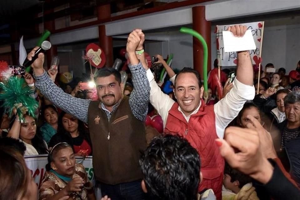 Roberto Reyes Velzquez, candidato del PVEM a la Alcalda de Valle de Bravo, declin ayer por Mauricio Osorio Domnguez, abanderado del PRI.