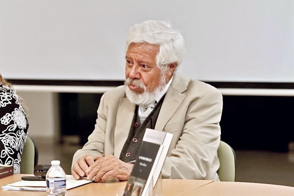Adolfo Castan, en Lingstica y Literatura: ensayista, narrador y poeta, autor de La gruta tiene dos entradas, que gan el Premio Mazatln en 1995, y Viaje a Mxico, Ensayos, crnicas y retratos, acreedor al Xavier Villaurrutia en 2008.