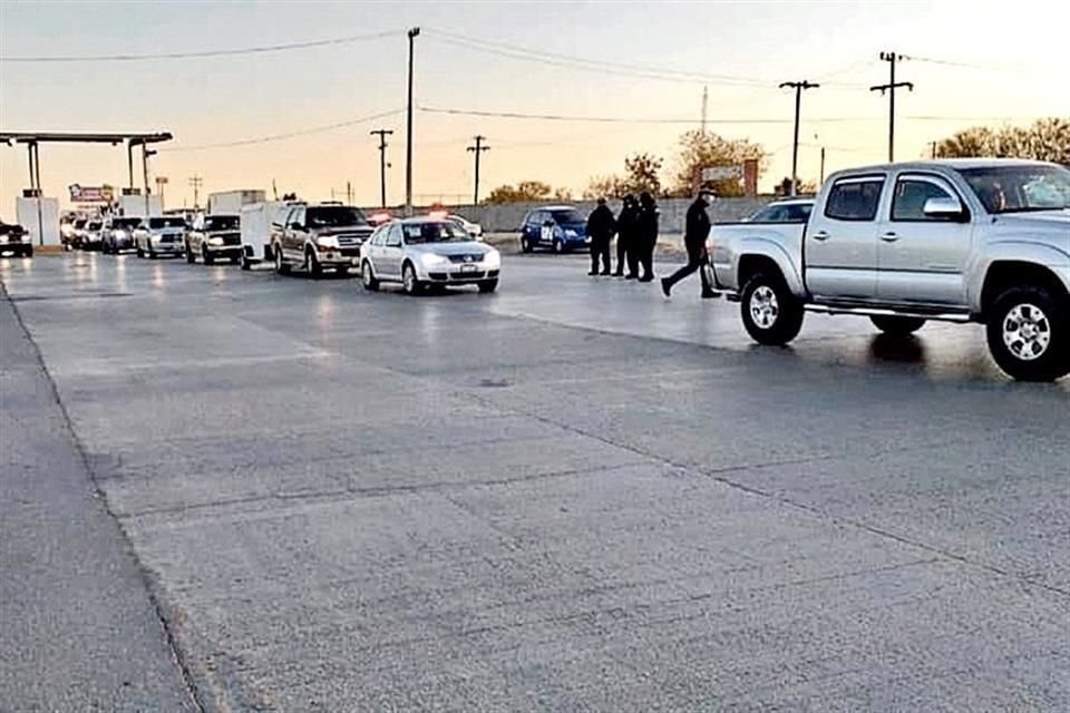 La caravana de paisanos cruzó la frontera de Texas por Nuevo Laredo, Tamaulipas. En el puente internacional Dos se agilizaron los trpamites de internación para evitar aglomeraciones.