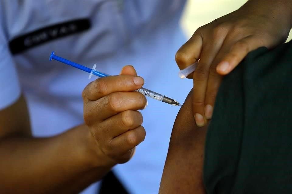 La vacuna contra Covid se aplica en esta primera etapa únicamente a personal de salud de la primera línea de atención.