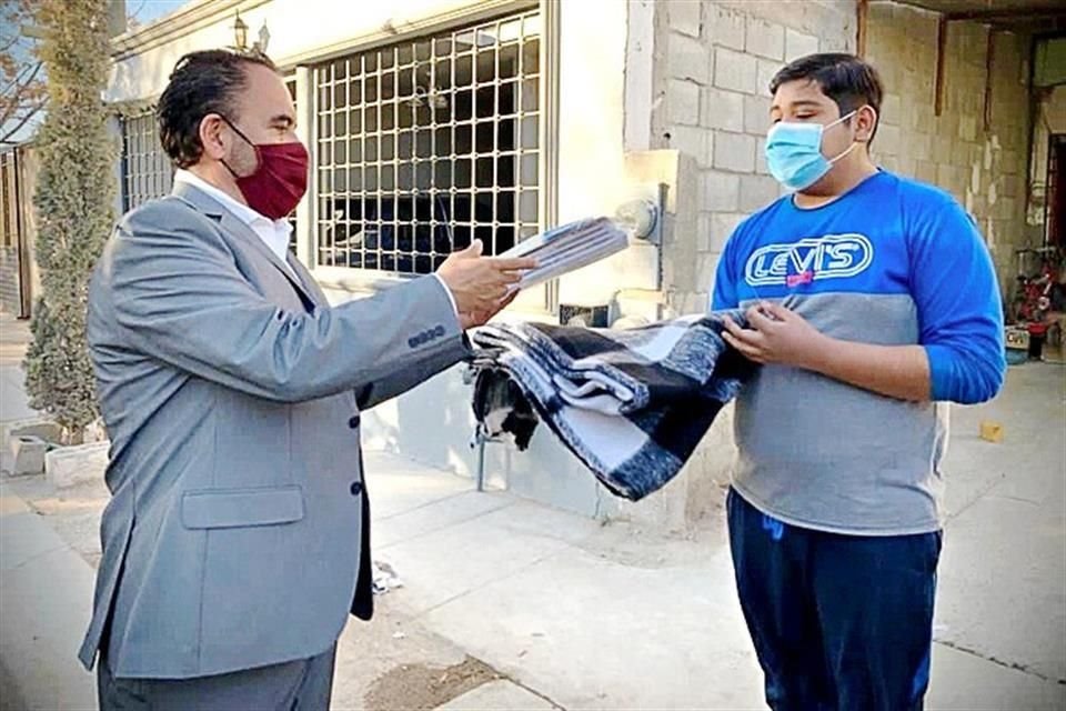 El 26 de octubre, Grupo REFORMA public que los sperdelegados hacan campaa valindose de su puesto, como Juan Carlos Loera, en Chihuahua.