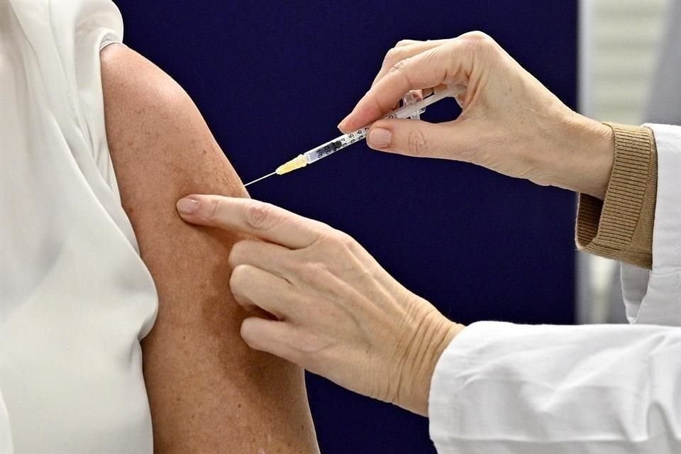 En esta primera fase sólo debe vacunarse al personal de salud en la primera línea de atención contra Covid.