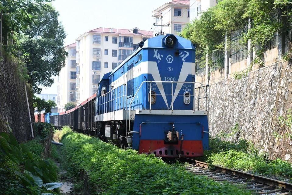 El 18 de agosto, el primer tren con destino al puerto de Beicang en Ningbo viaja por el eje de transporte multimodal terrestre-marítimo. Los productos se exportan a países como India y Myanmar.