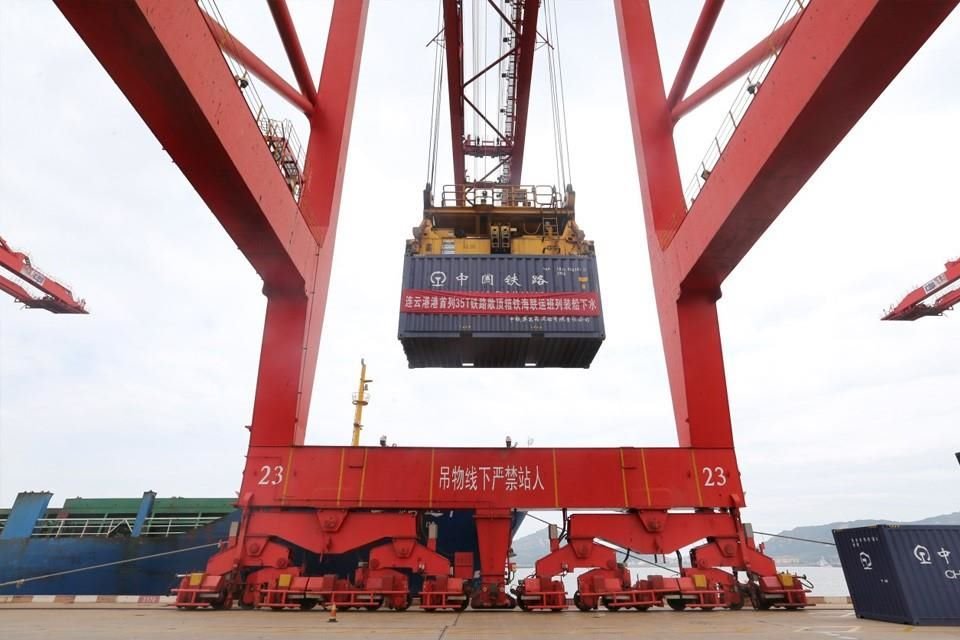 El 30 de junio, el primer tren con contenedores abiertos partió en el puerto de Lianyungang, provincia de Jiangsu. Fue la primera vez que un tren transportó carbón por mar en contenedores regulares.