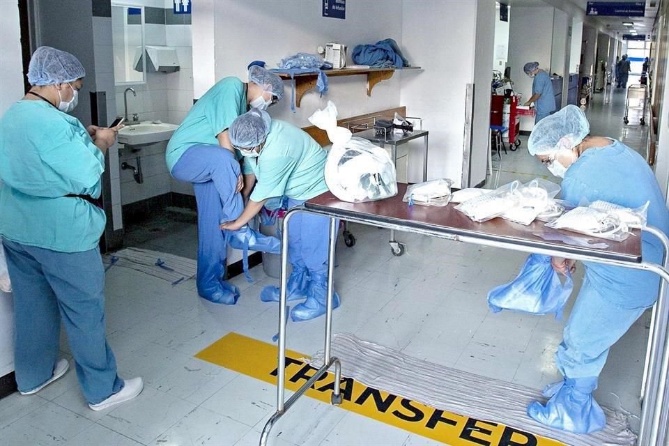 En el año que termina, personal de salud vio pasar por salas de urgencia a casi medio millón de pacientes sospechosos de Covid y atestiguaron defunción de 124 mil 897 pacientes.