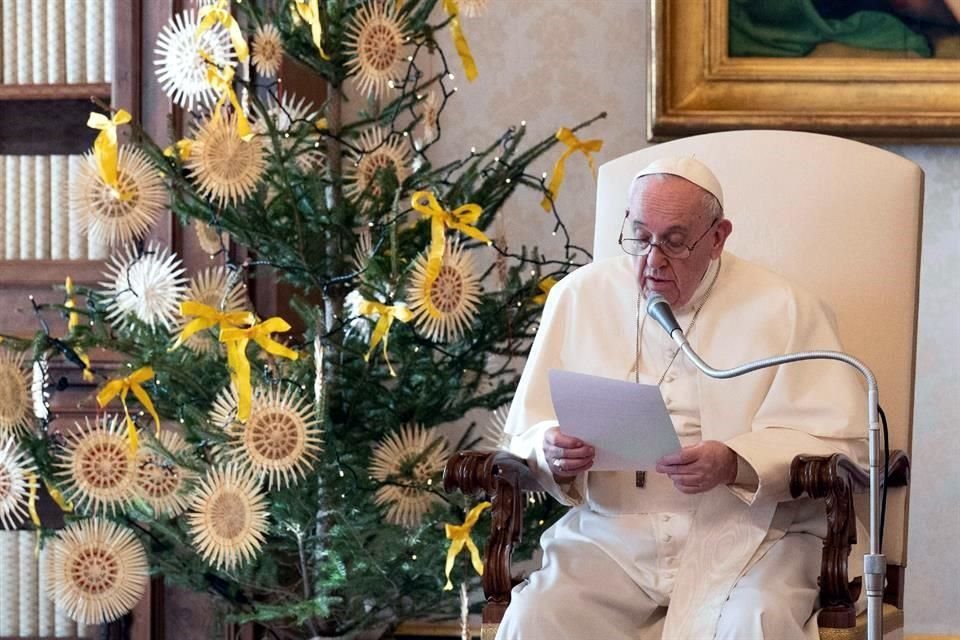 El Papa rezó el Ángelus este domingo en la biblioteca del Palacio apostólico del Vaticano.