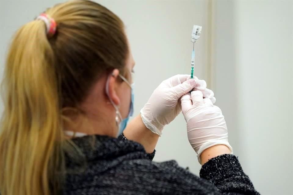 Una enfermera en Alemania prepara una dosis de la vacuna contra Covid-19.