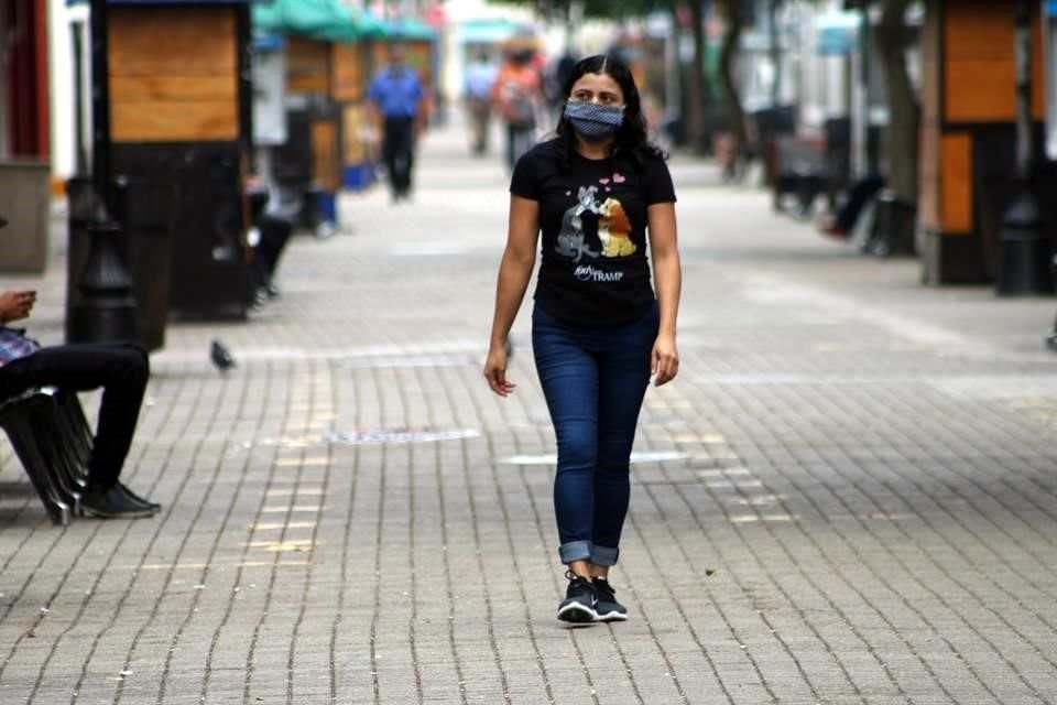 Una joven camina en el centro de Villahermosa, la capital, donde el fin de semana pasado  la mayor parte de los comercios estuvieron cerrados.