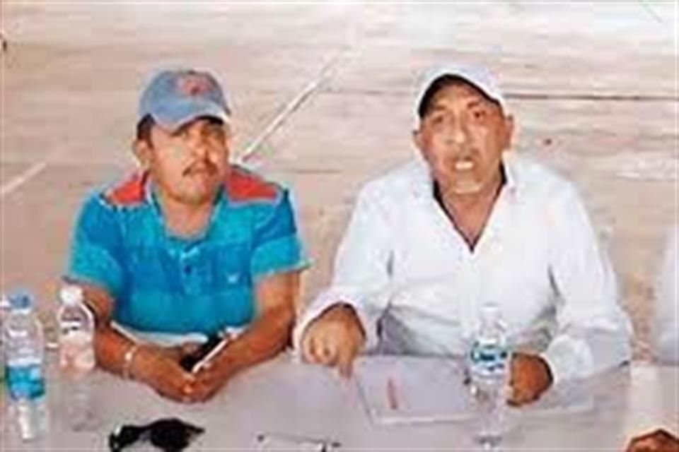 En 2014 se difundieron fotos del funcionario con Servando Gómez Martínez, alias 'La Tuta'.