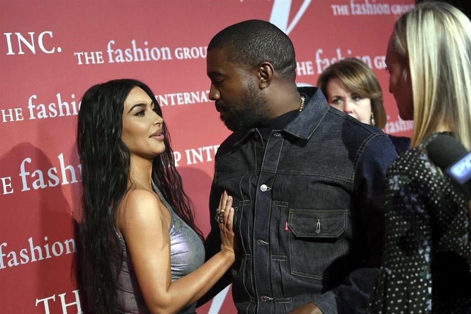 Kim Kardashian y Kanye West están en proceso de divorcio, aseguran fuentes, luego de varias semanas de especulaciones de una supuesta separación entre ellos.