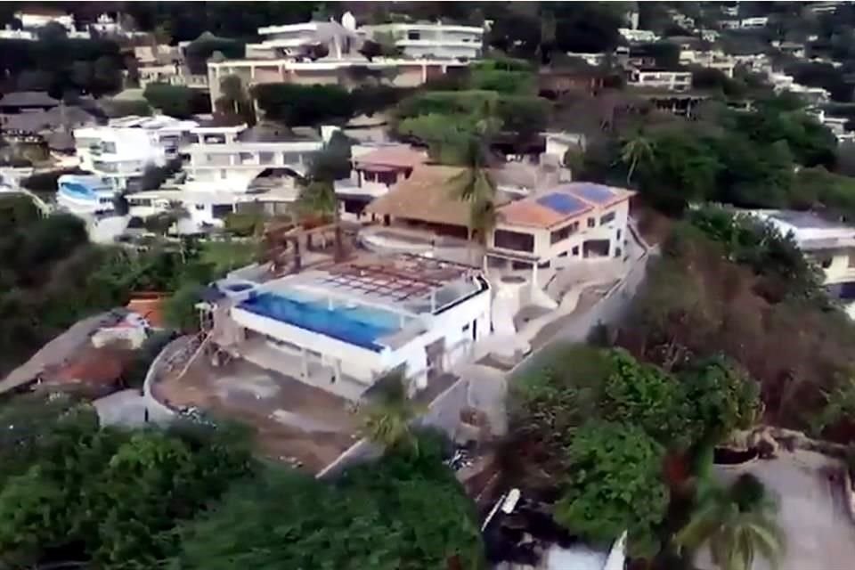 La nueva residencia del líder petrolero cuenta con un club de playa, un club social con múltiples servicios y estricto control de acceso, en el Fraccionamiento Las Brisas II, al sur de la bahía de Acapulco.
