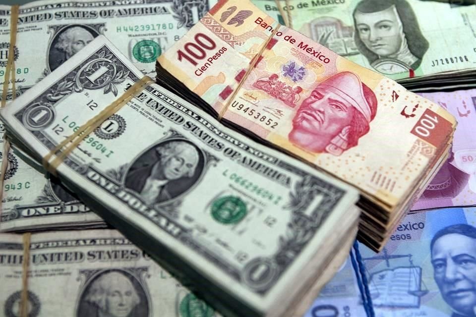 Al mayoreo, el dólar aumentó 1.20 centavos, al ofrecerse a 20.34 pesos.
