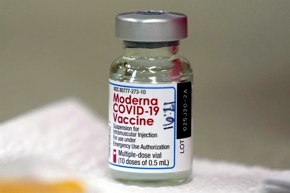 Organismo regulador de los medicamentos del Reino Unido aprobó el uso de la vacuna contra Covid-19 de Moderna.
