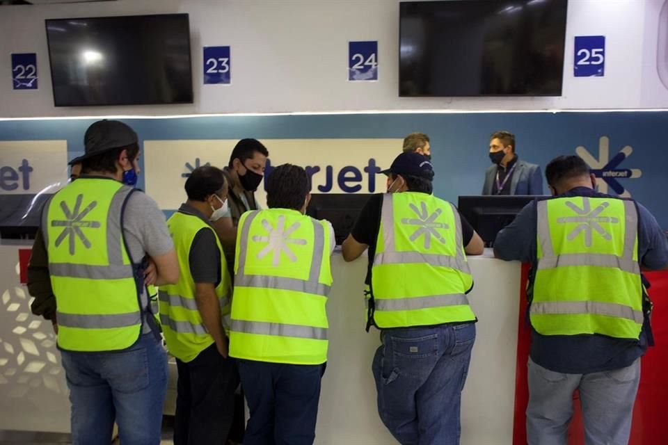 Los trabajadores tomaron los mostradores de Interjet ubicados en el AICM.