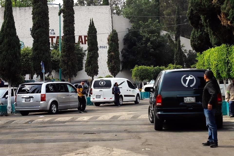 Llegada de carrozas al crematorio del Panteón Civil San Nicolás Tolentino, en la CDMX.