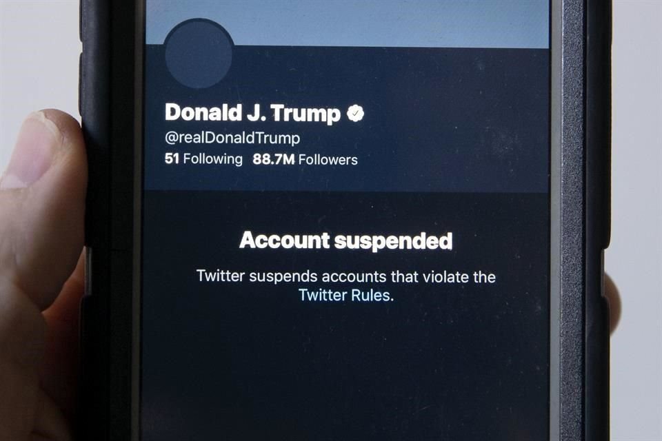 Twitter suspendió la cuenta de Donald Trump por considerar que podría haber un aumento de la violencia tras el asalto al Capitolio.