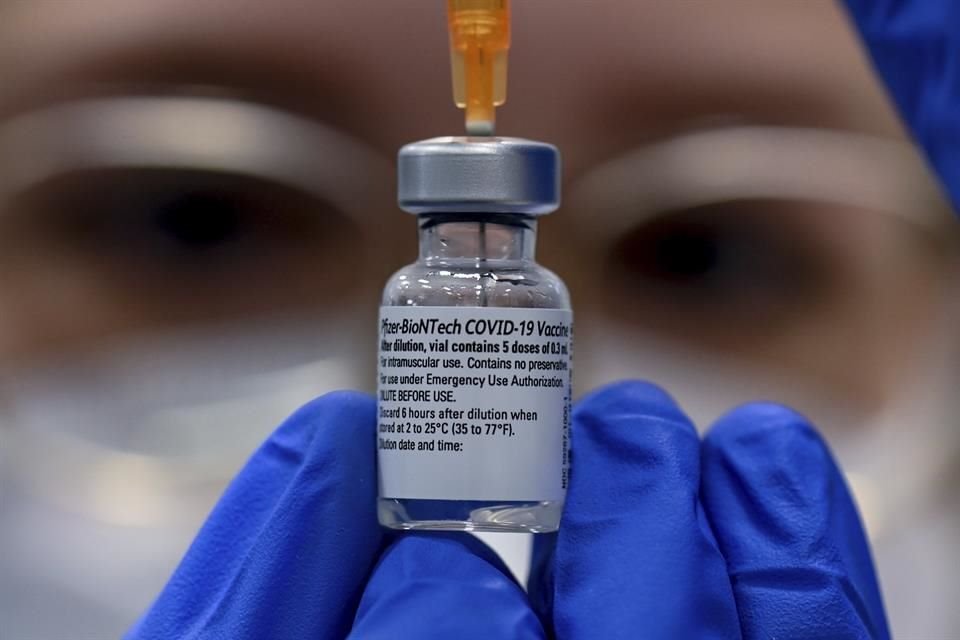 El Presidente dijo que Pfizer reducirá a la mitad la entrega de vacunas contra Covid-19 para México.