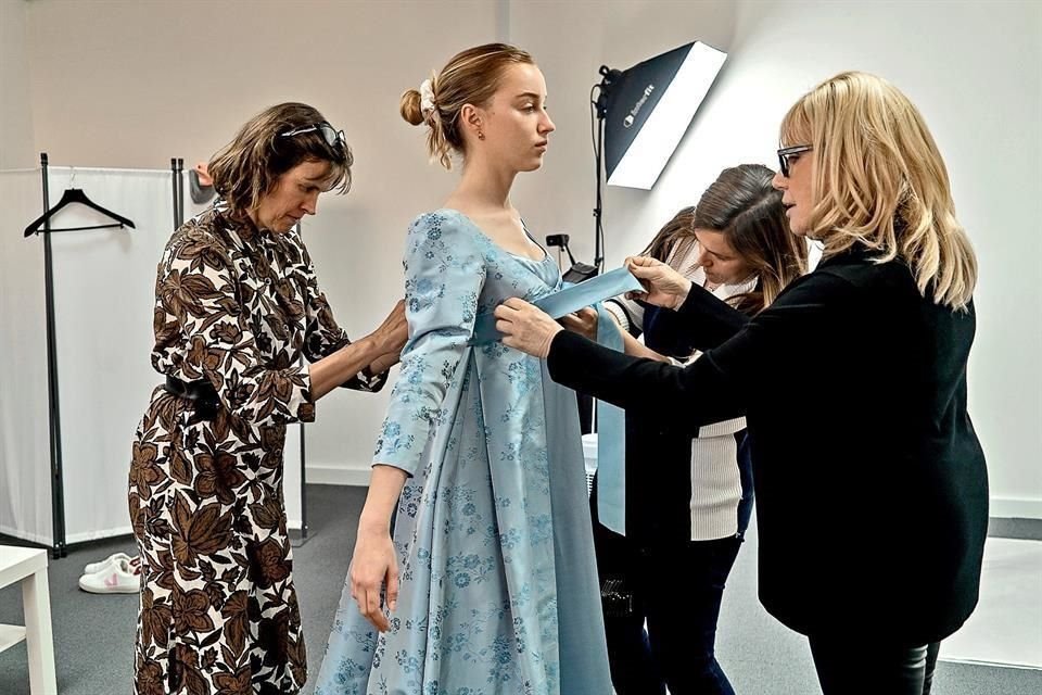 Bridgerton: más de 8 mil piezas y un equipo de 240 personas aseguran un gran impacto fashion a cargo de Ellen Mirojnick, con trajes bien pensados y confeccionados.