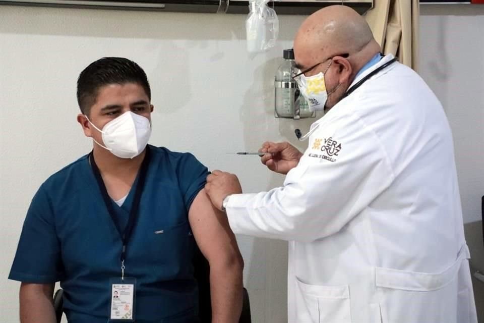 En Veracruz, la primera vacuna contra el coronavirus fue aplicada al médico Cándido Contreras Méndez.