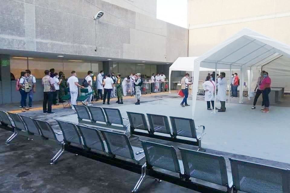 Médicos y enfermeros aguardan a ser vacunados en Acapulco.
