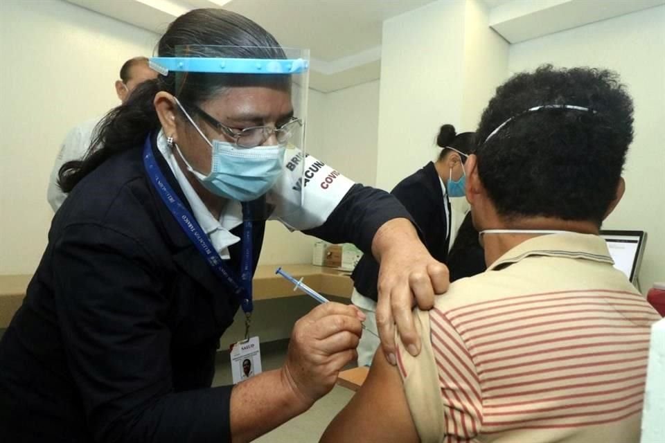 Aplicación de la vacuna en el hospital de alta especialidad 'Juan Graham Casasus'.