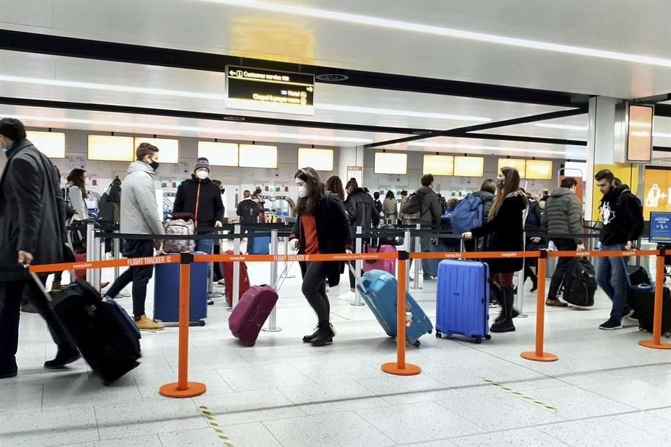 Pasajeros hacen filas en diciembre en el aeropuerto de West Sussex.