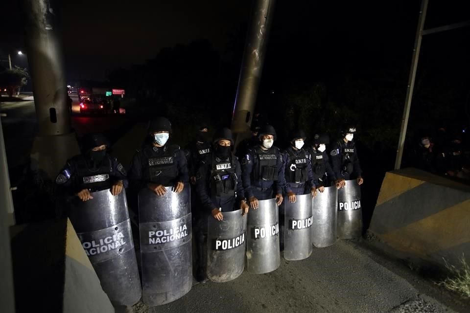 La Policía en las afueras de San Pedro Sula buscaba evitar el paso de la caravana migrante.