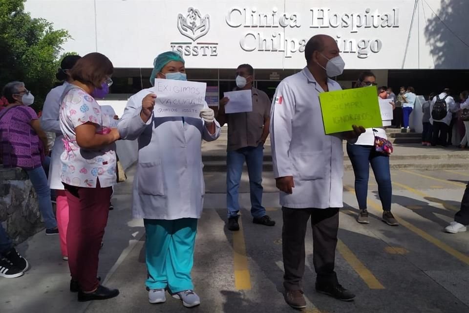 Médicos y enfermeras de la clínica del ISSSTE de Chilpancingo.
