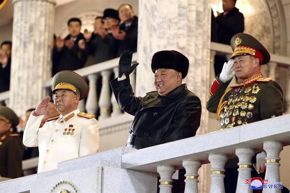 El líder norcoreano saludó a los soldados durante el desfile.