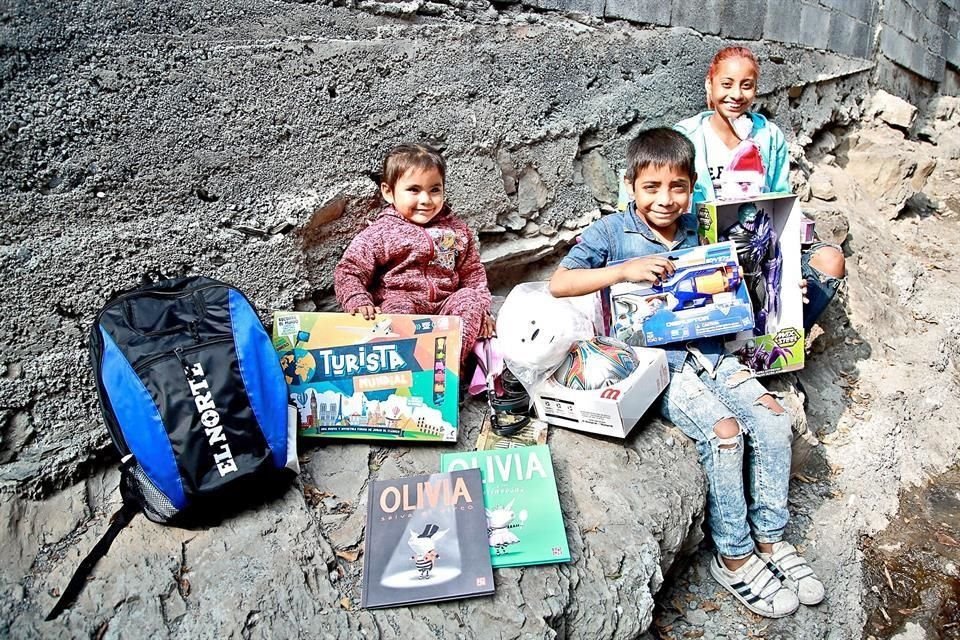 Paola (izq.), quien vive con paladar hendido, su hermana y primos recibieron en Navidad juguetes de los lectores.