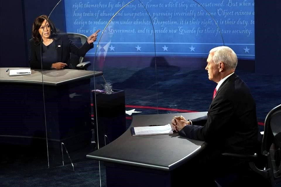 Los entonces candidatos Kamala Harris y Mike Pence durante el debate vicepresidencial.