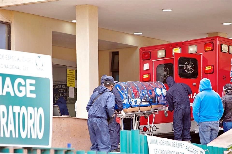 En Urgencias del Centro Médico Nacional Siglo XXI, las ambulancias llegan con pacientes encapsulados, pero no siempre hay cupo para admitirlos.