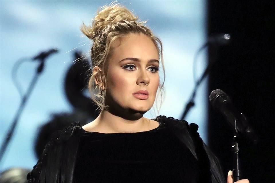 El canal oficial de Adele en YouTube ocultó los videos de sus éxitos 'Rolling in the Deep' y 'Someone Like You'.