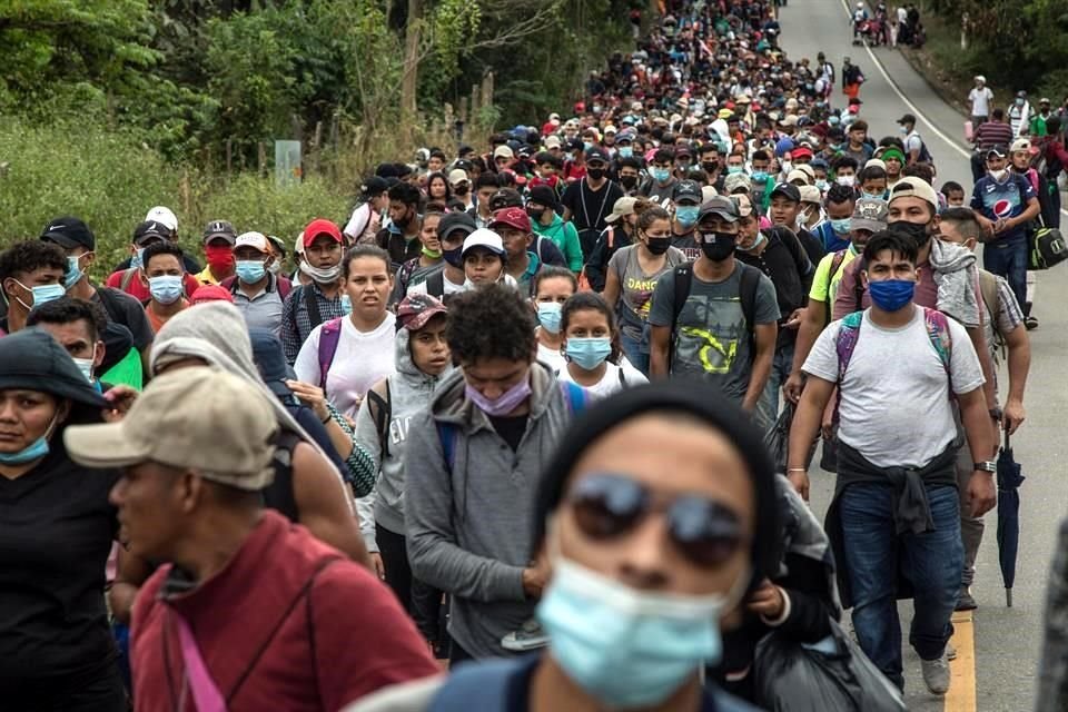 Migrantes hondureños llegaron hoy a Guatemala luego de cruzar el punto fronterizo de El Florido, en Camotán.