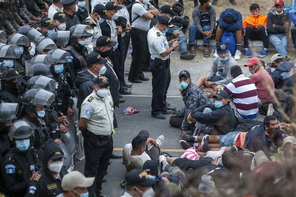 Agentes de la policía guatemalteca bloquean parte de una caravana de migrantes hondureños en su intento por llegar a la frontera de Estados Unidos, en Vado Hondo, Guatemala.