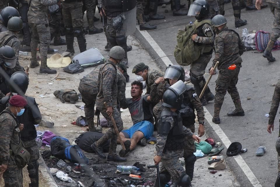 Migrantes hondureños chocan con soldados guatemaltecos en un intento por llegar a la frontera de Estados Unidos en Vado Hondo, Guatemala, el domingo 17 de enero de 2021.