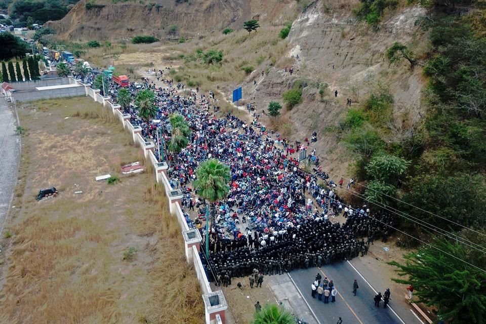 Soldados guatemaltecos intentan frenar el avance de miles de migrantes este domingo mientras los migrantes intentan cruzar el país en su camino primero a México y luego a Estados Unidos.