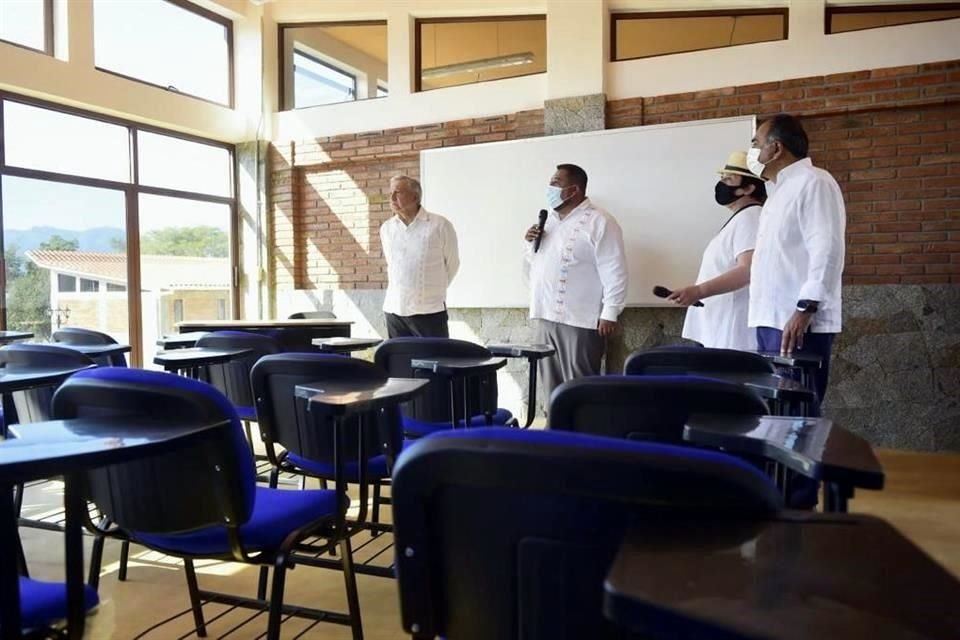 López Obrador, acompañado del Gobernador Héctor Astudillo, recorrió las nuevas instalaciones educativas.