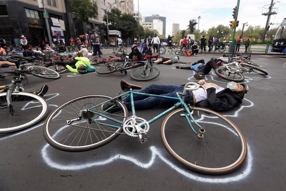 Sobre Eje Central al cruce con la calle Madero, ciclistas pintaron su silueta y la de sus bicicletas.