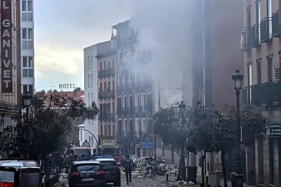 Una fuerte explosión provocó el derrumbe en parte de un edificio en la calle Toledo de Madrid, sin que por el momento hayan trascendido si hay fallecidos ni heridos.