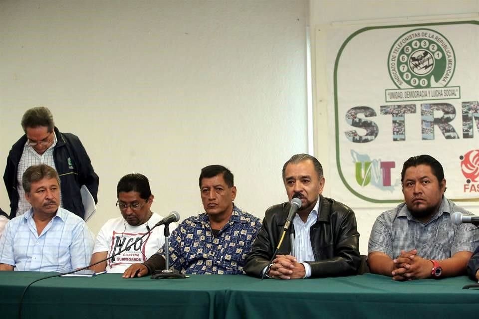 Francisco Hernández Juárez (segundo de derecha a izquierda), secretario general de STRM.