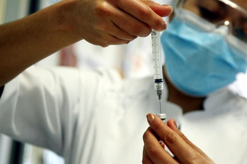 Médicos y expertos urgieron al Gobierno a enfocar el inicio de la vacunación contra Covid en áreas con altos niveles de contagios y no en zonas rurales.
