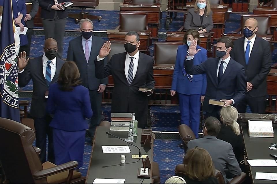 Los senadores Raphael Warnock, Alex Padilla y Jon Ossoff tomaron juramento ante Kamala Harris.