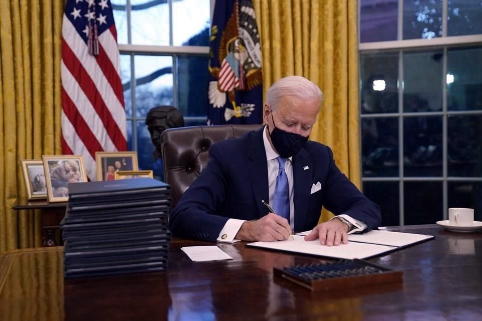 Biden firmó sus primeras órdenes ejecutivas en el Despacho Oval.