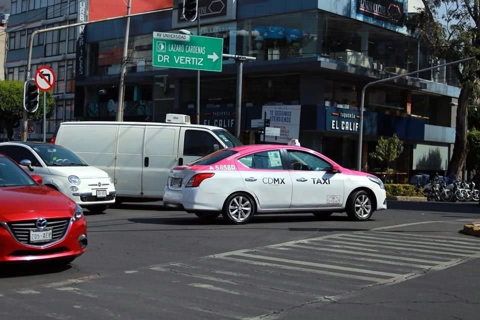 Taxistas de la Ciudad de México alteran sus tarifas, lo que eleva el precio del servicio