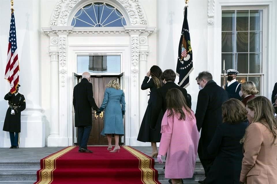 Al llegar a la Casa Blanca, los Biden encontraron la puerta cerrada por una falla en el protocolo, según The New York Times.