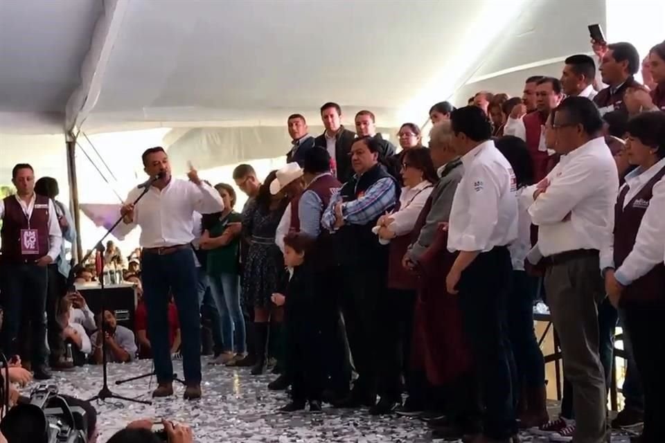 El candidato del Panal declin a favor de su contrincante de Morena; el anunci ocurri en un mitin de Lpez Obrador.